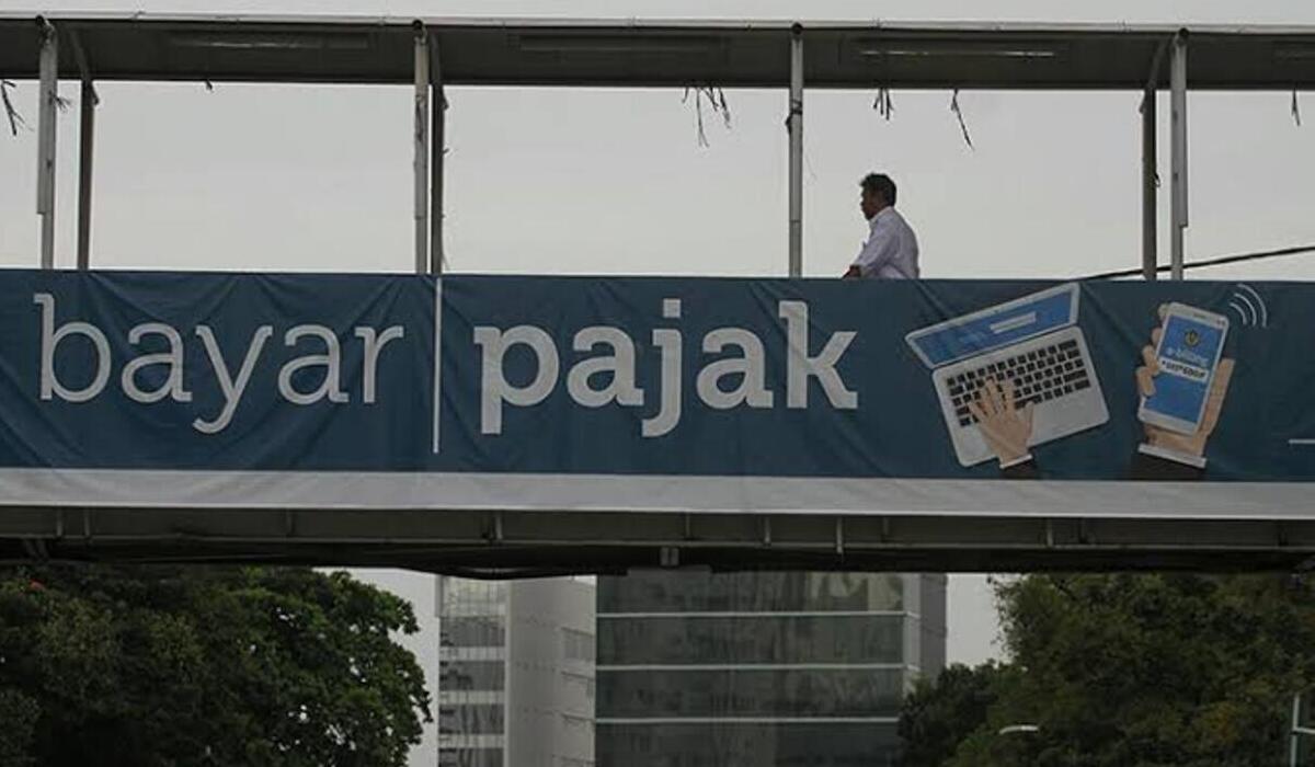 Ilustrasi, papan anjuran untuk membayar pajak.