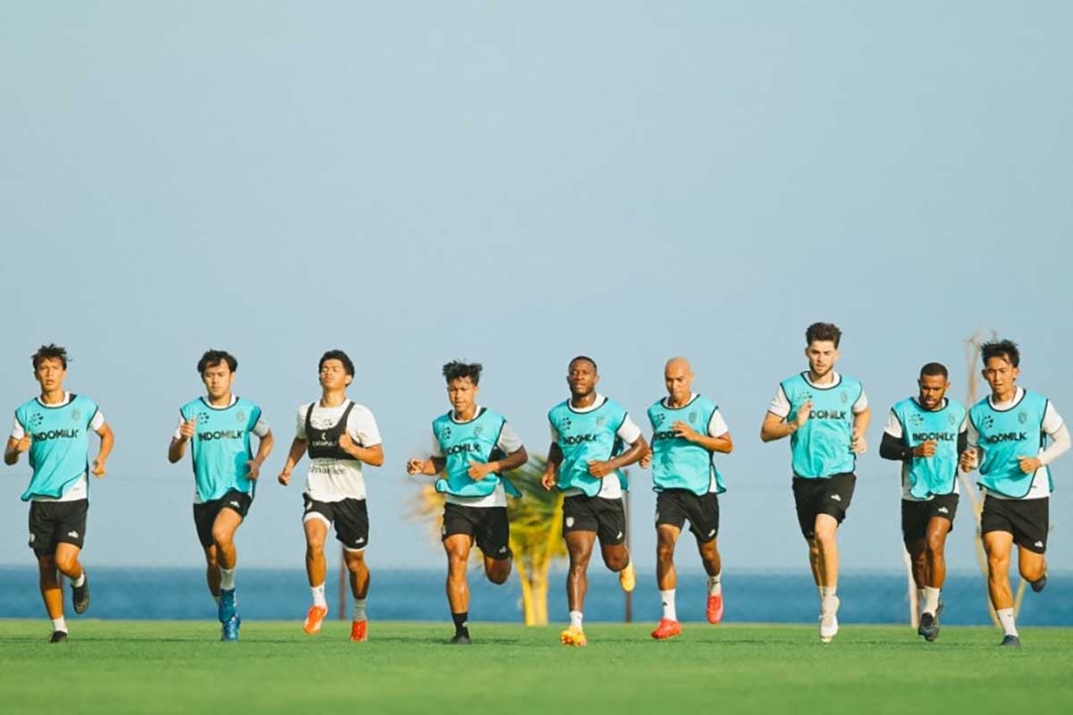 Para pemain Bali United menjalani latihan bersama.
