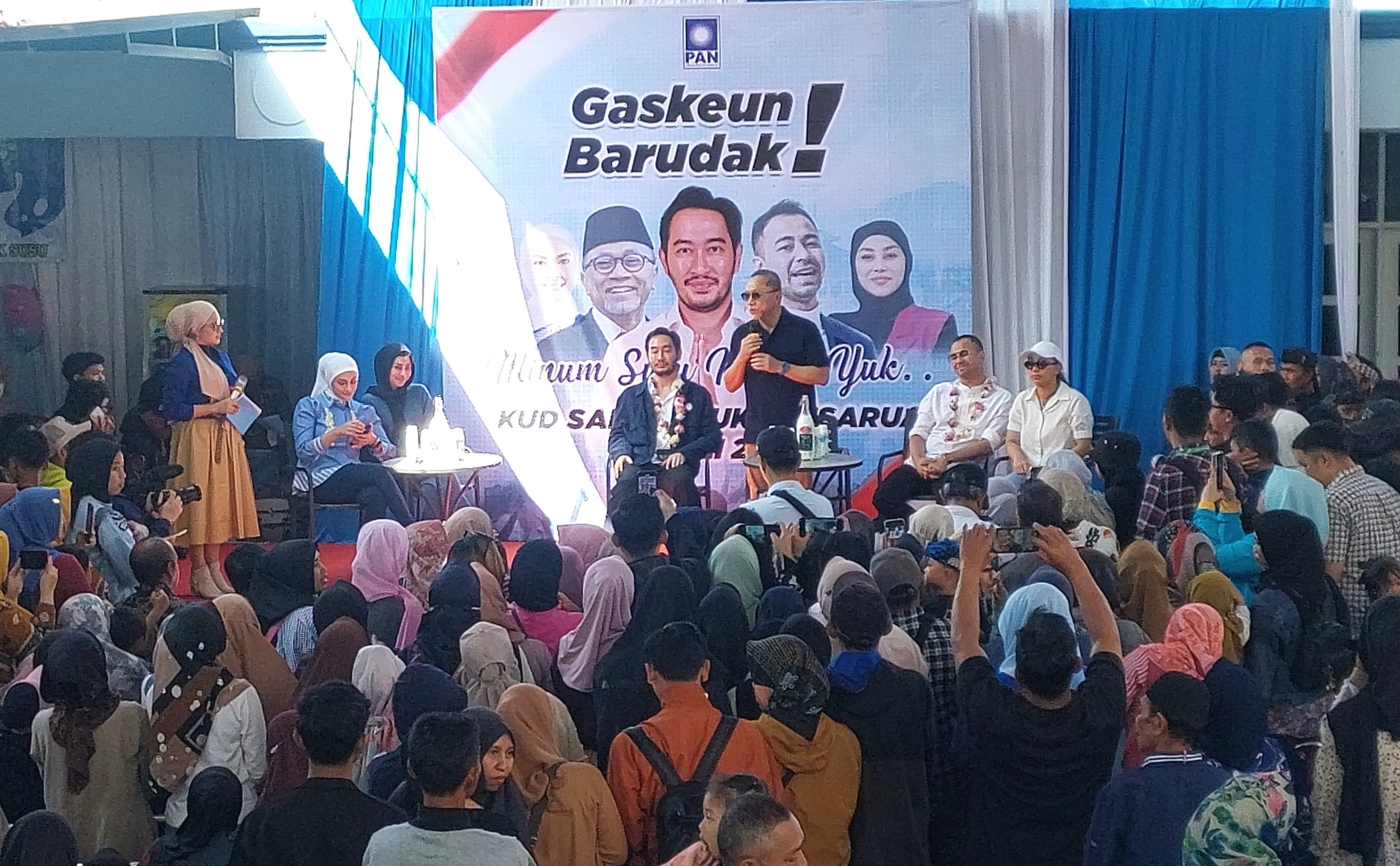 Ketua Umum PAN Zulkifli Hasan memperkenalkan Bakal Calon Bupati Bandung Jeje  Ritchie Ismail kepada warga.