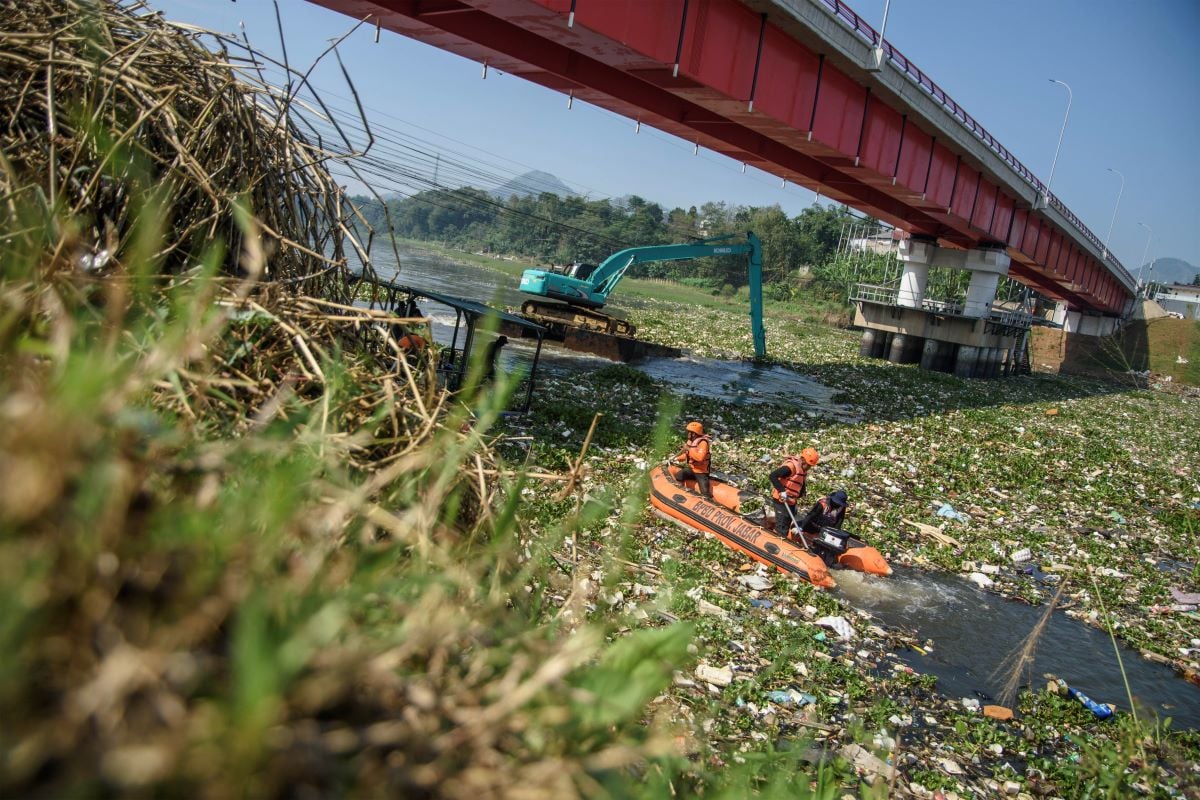 Sampah di Sungai Citarum, jawa Barat.