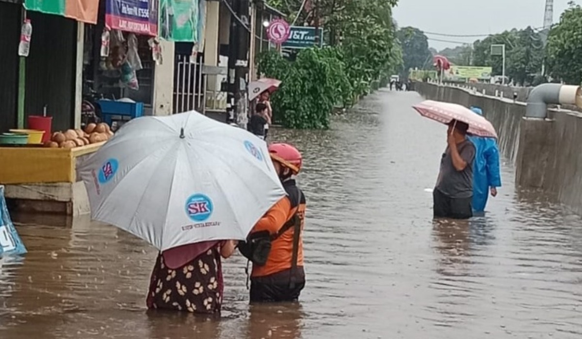 Banjir yang merendam sebagian wilayah Tangerang Selatan, sejak Sabtu, 7 Juli 2024.