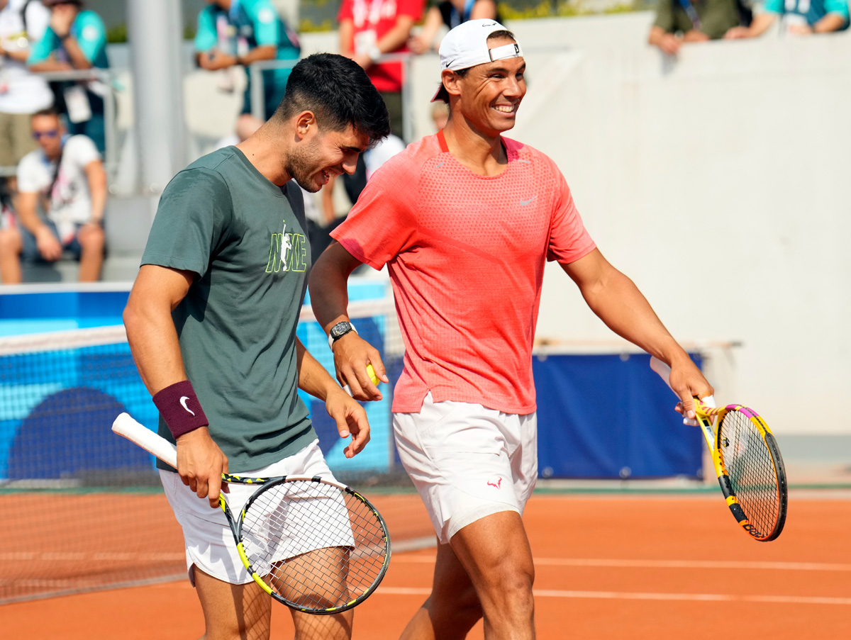 Petenis Spanyol Carlos Alcaraz (kiri) dan Rafael Nadal berlatih menjelang Olimpiade Paris 2024