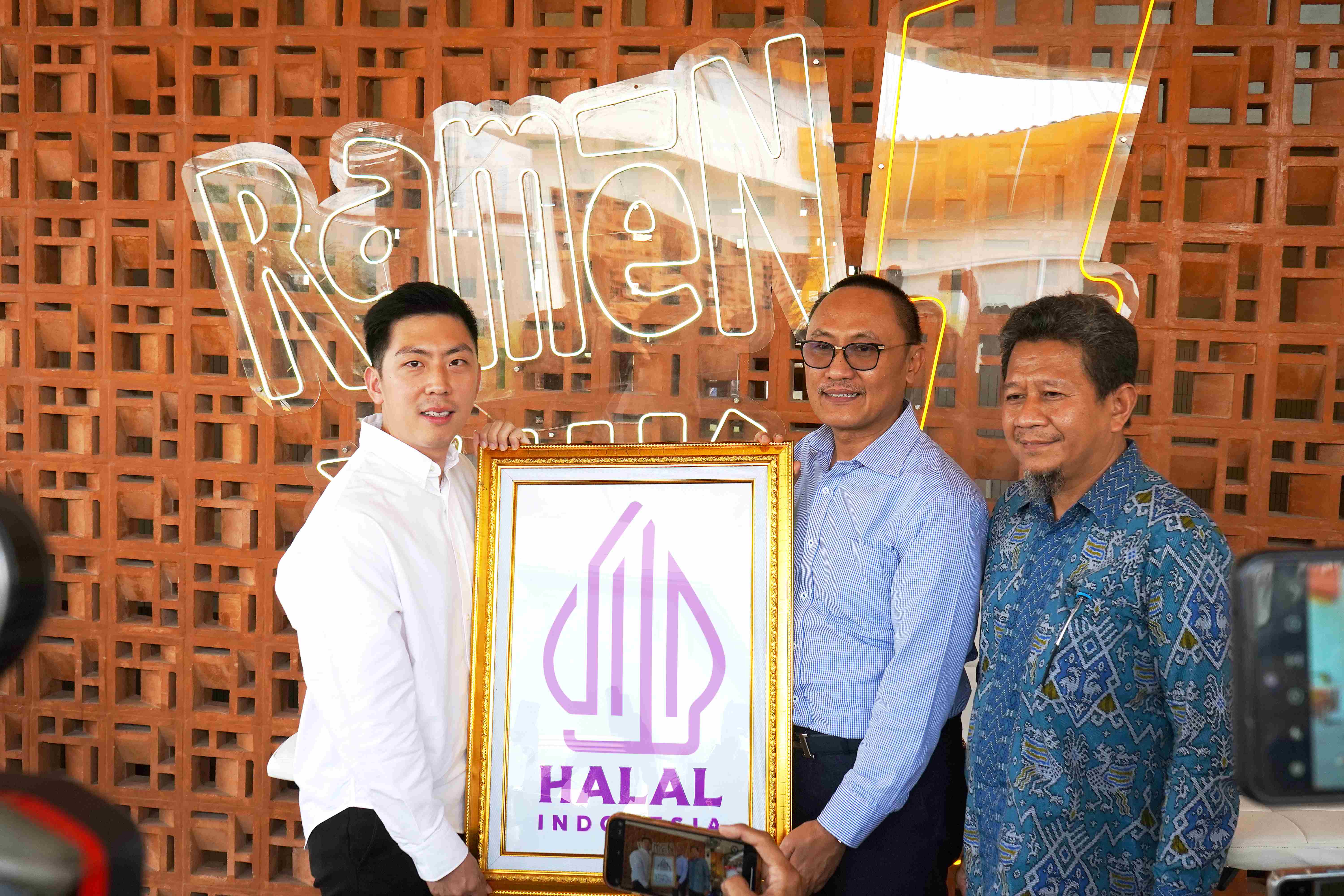 COO Yay! Group Wilson Tjandra (kiri) menerima logo Halal dari Kepala BPJPH Muhammad Aqil Irham (tengah), Kamis (11/7)