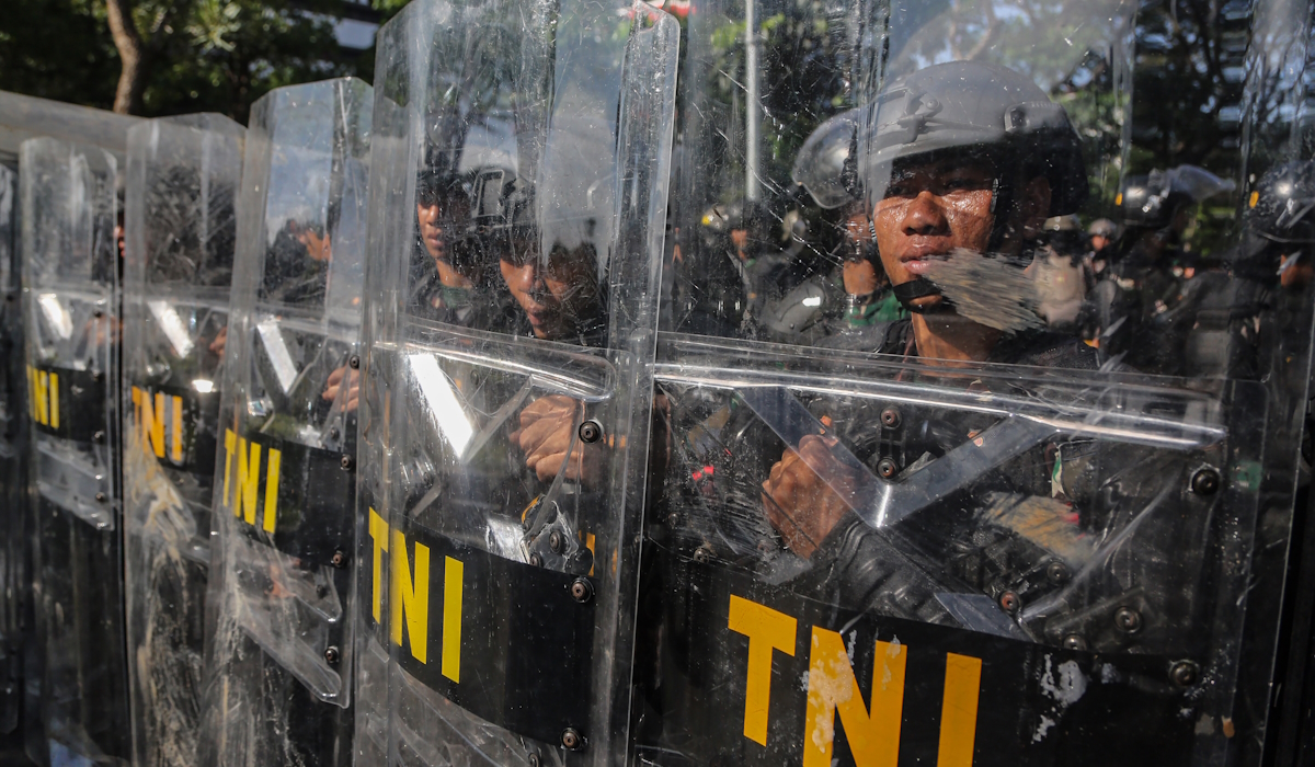 Sejumlah anggota TNI Angkatan Darat membentuk barisan pertahanan saat simulasi Latihan Kesiapsiagaan Operasi (LKO)