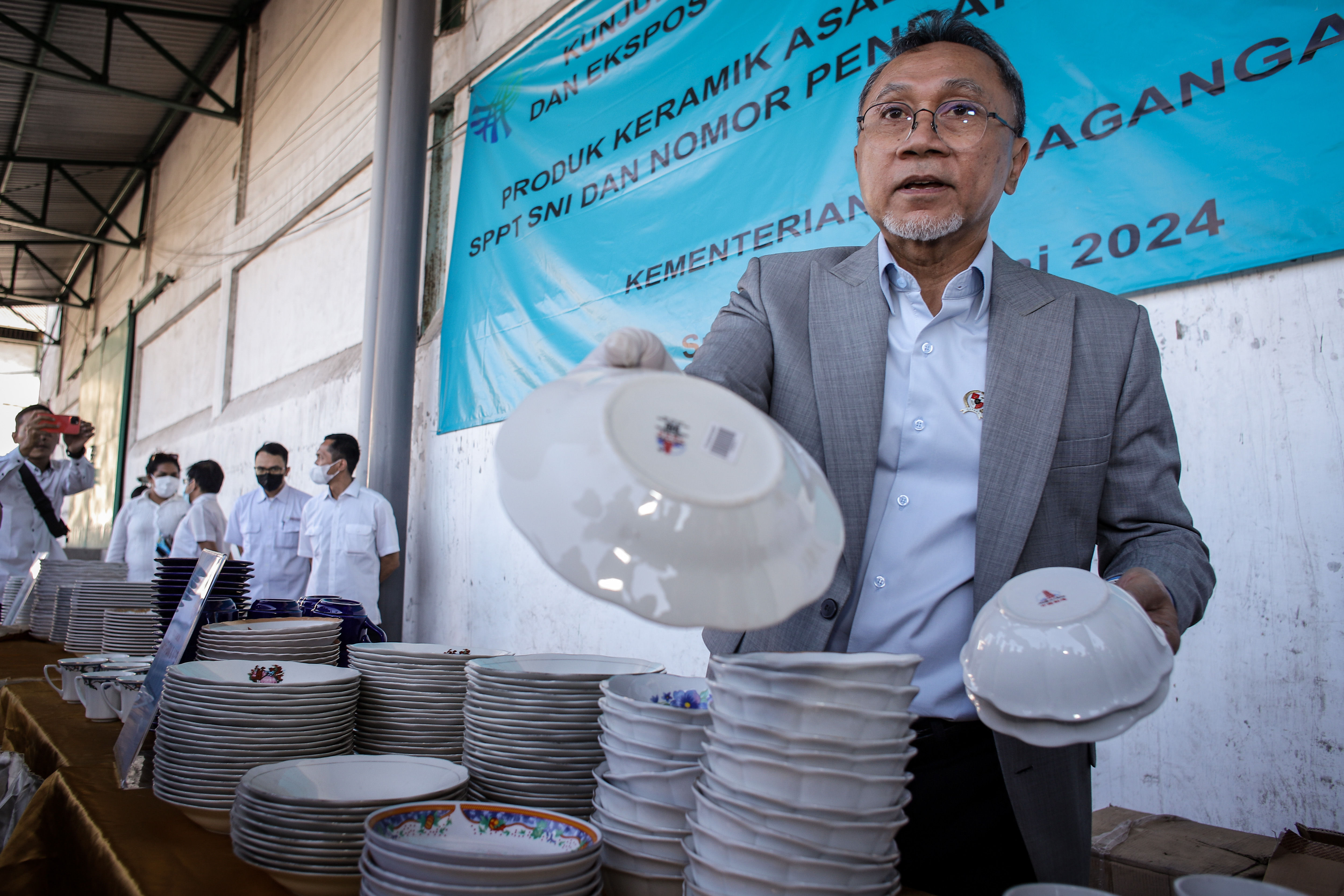 Menteri Perdagangan Zulkifli Hasan menunjukkan produk keramik dan tableware ilegal di Surabaya, Jawa Timur, Kamis (20/6)