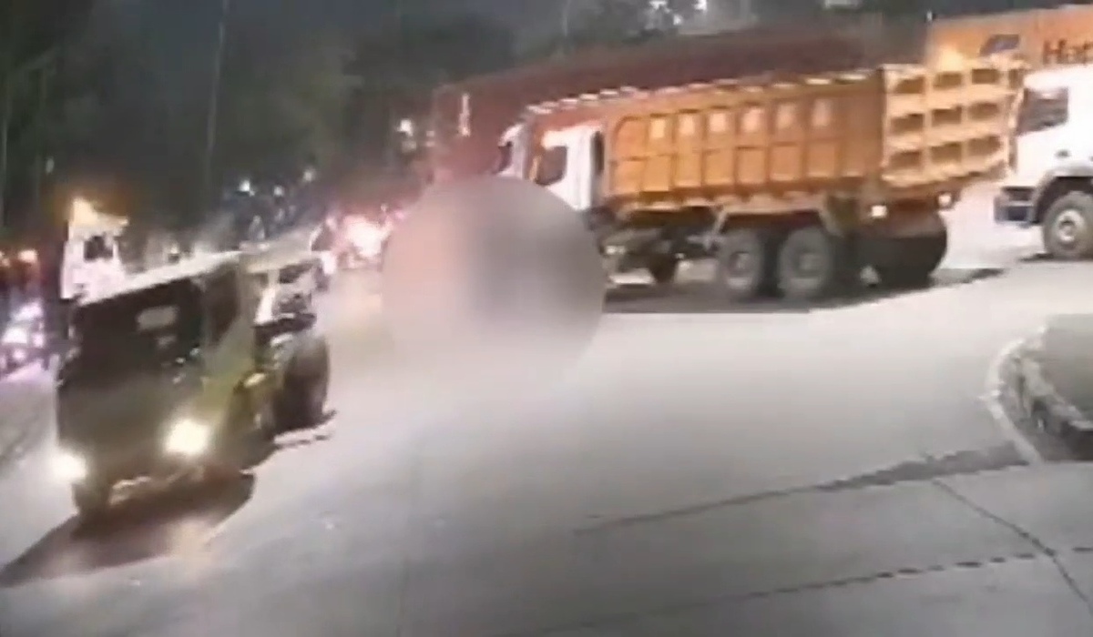 Masuk Blind Spot, Pengendara Motor Tewas Terlindas Truk di Cilincing, Kejadian Terekam CCTV
