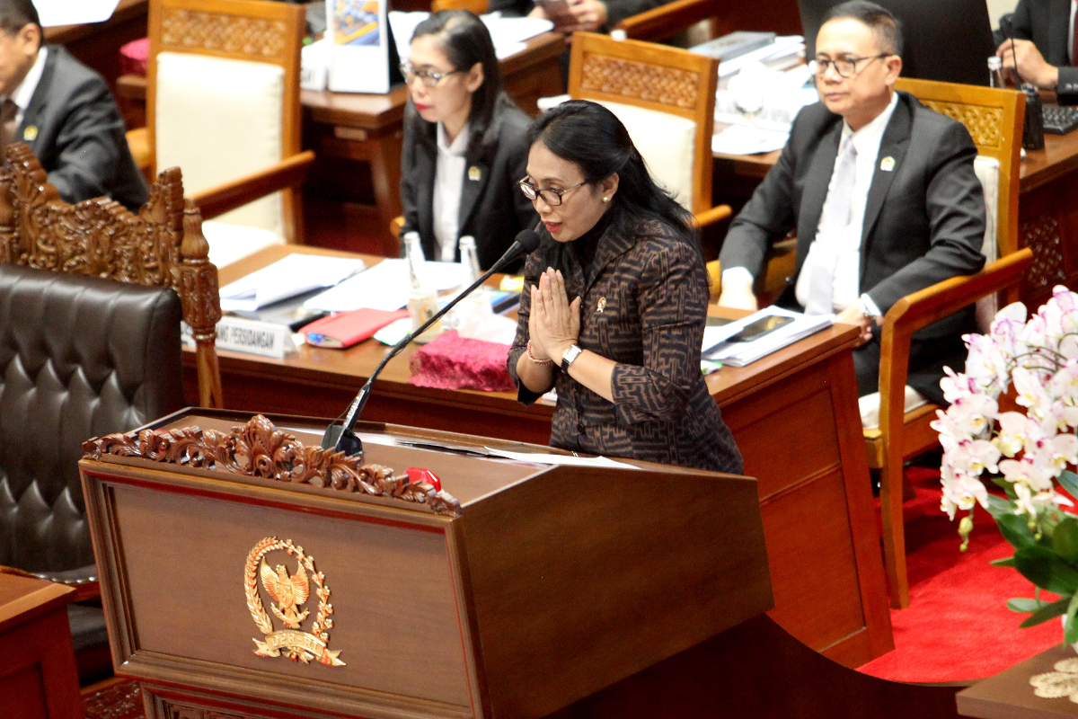 Menteri Pemberdayaan Perempuan dan Perlindungan Anak (PPPA) Bintang Puspayoga (kiri) menyampaikan pandangan pemerintah dalam rapat paripurna