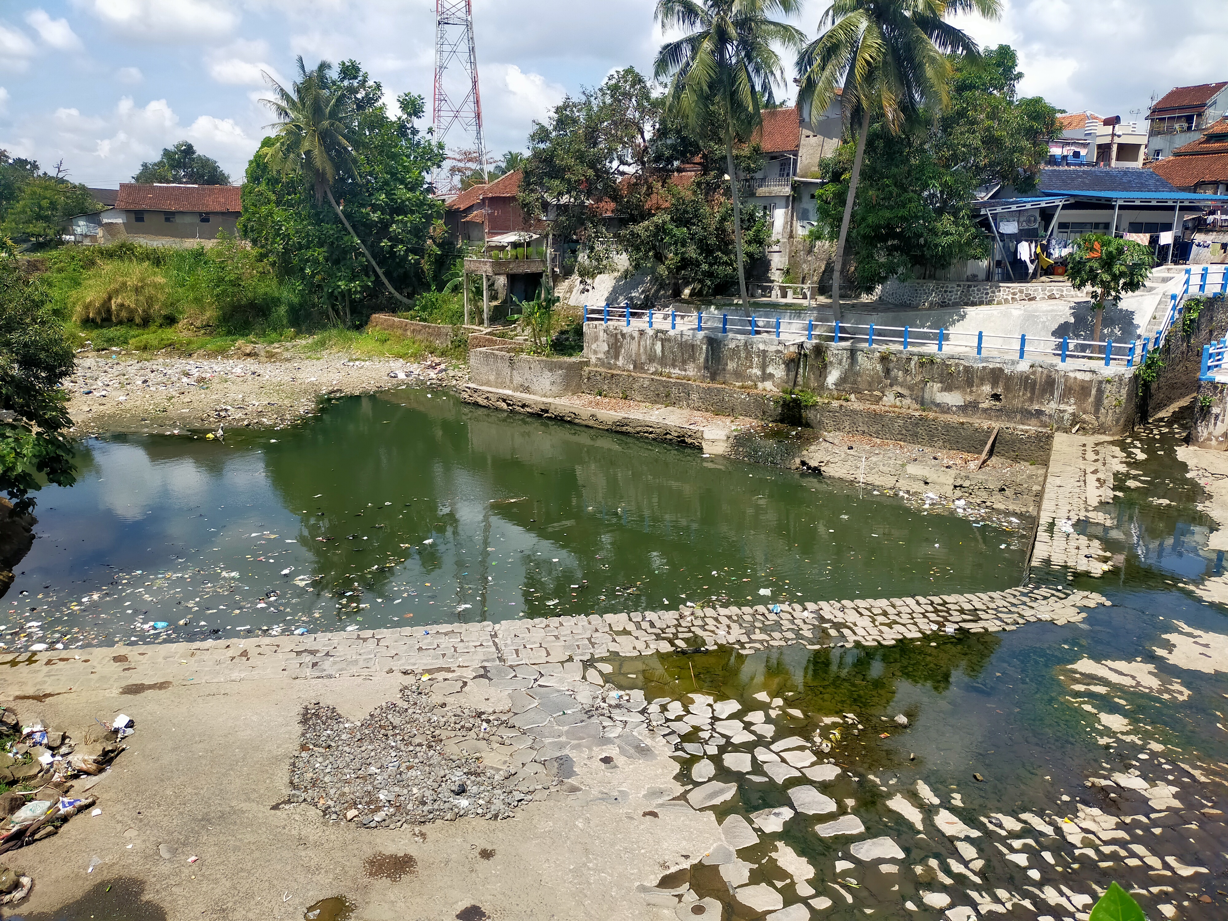 Air di Sungai Cimulu, Kota Tasikmalaya, surut saat musim kemarau. 