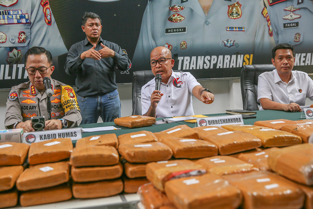 Keterangan pers pengungkapan peredaran ganja di Polda Metro Jaya, Jakarta, Senin (10/06).
