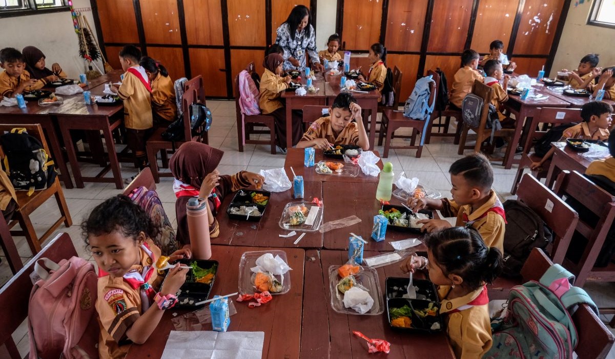 Sejumlah siswa menyantap makanan bergizi gratis saat simulasi program makan siang gratis di SD Negeri Jagalan, Solo, Jawa Tengah.