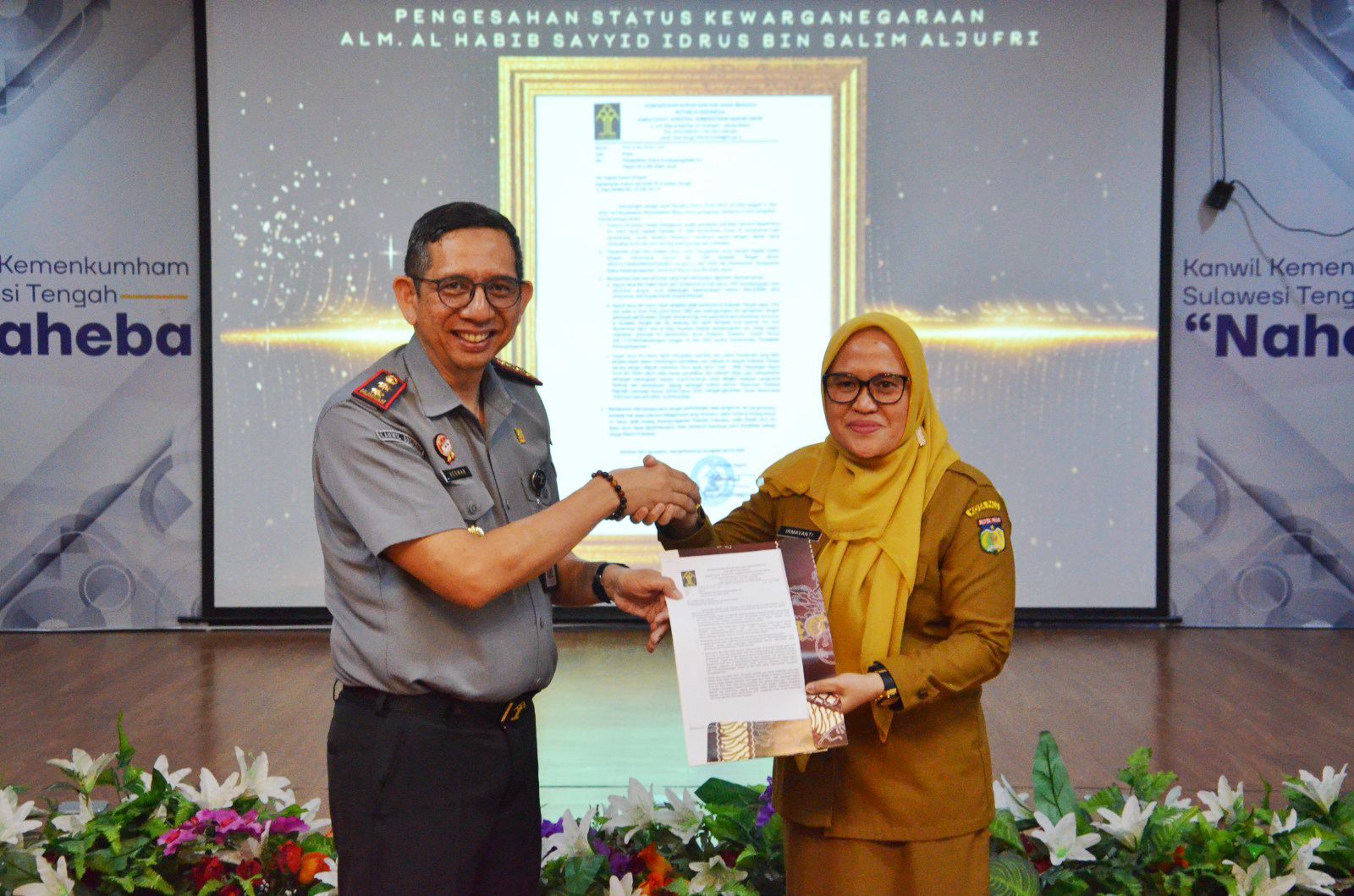 Kepala Kanwil Kemenkumham Sulteng Hermansyah Siregar memberikan surat pengesahan Habib Idrus bin Salim Aljufri sebagai WNI.