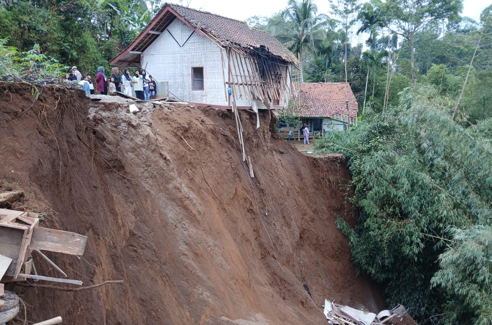 Tanah longsor di Kabupaten Tasikmalaya. 