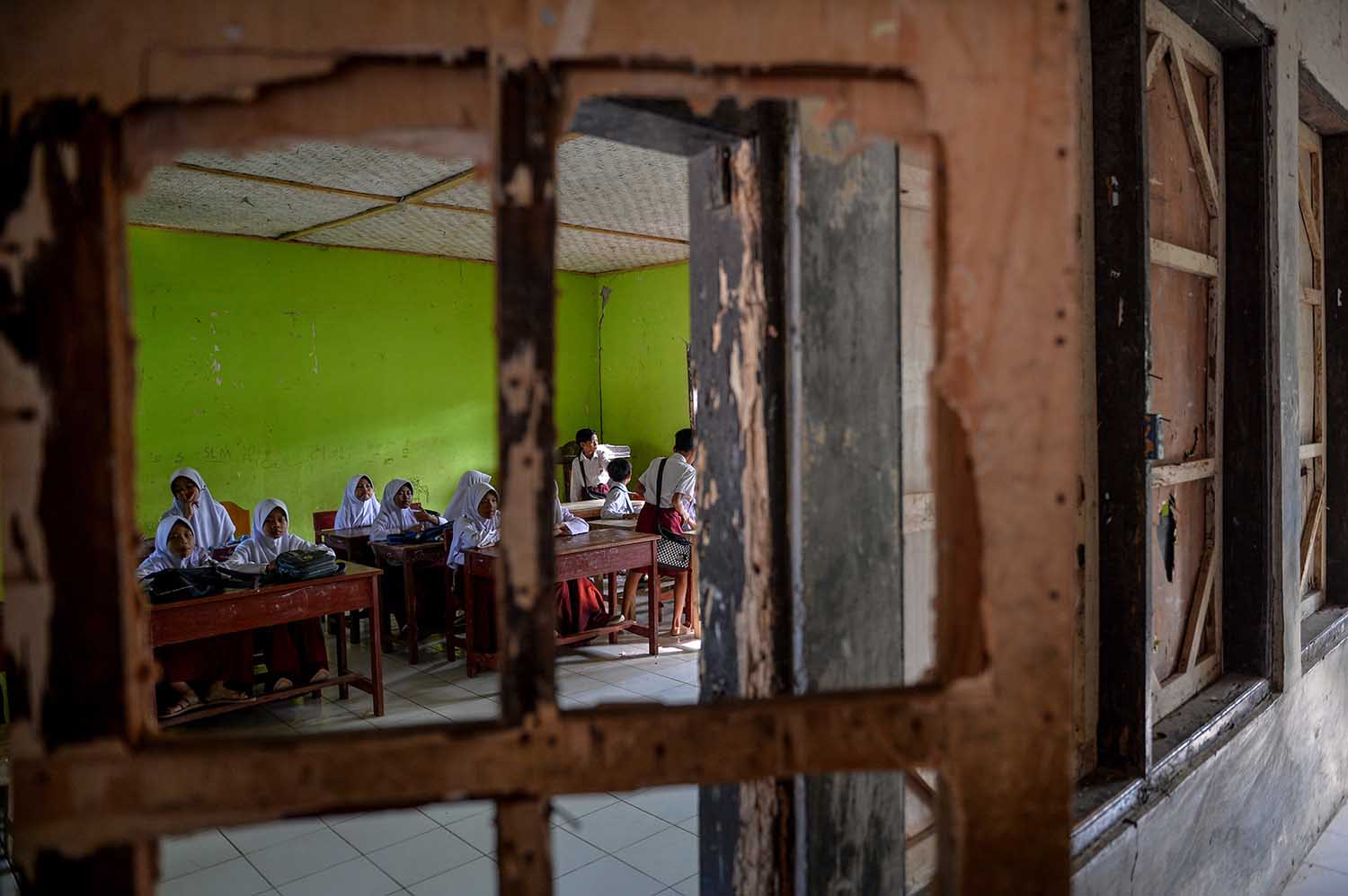 Siswa mengikuti kegiatan belajar mengajar di salah satu sekolah pedalaman di Kabupaten Cianjur. 