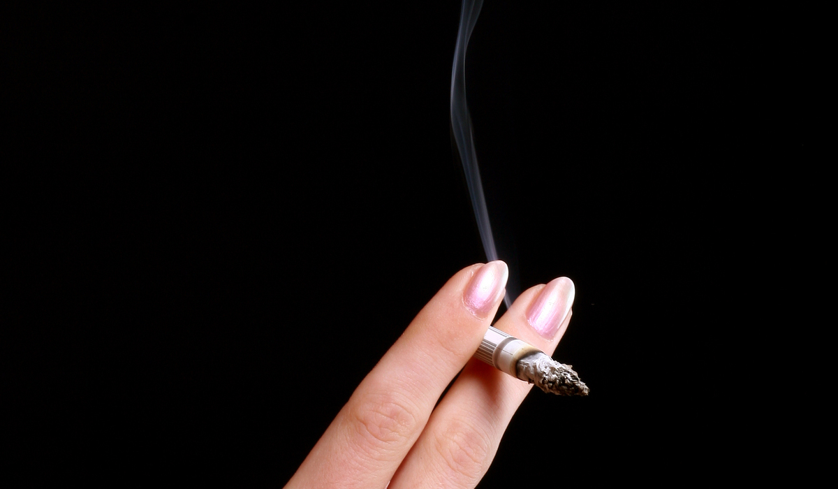 Ilustrasi, kebiasaan merokok yang bisa jadi salah satu pemicu kanker.