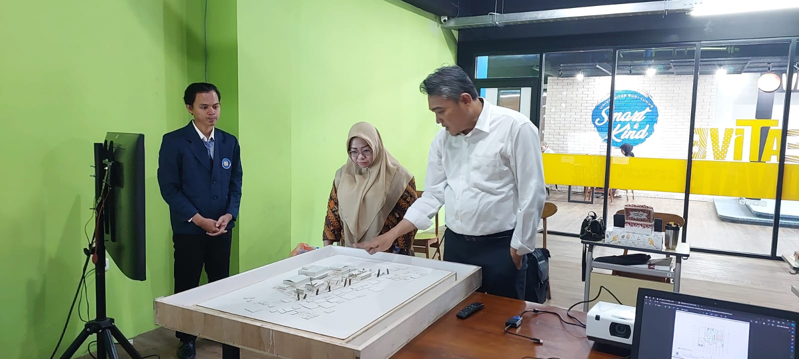 Ama Sugiarto, ST, IAI, owner sekaligus principle arsitek PT Cipta Adiwastu Desain (baju putih) menjadi penguji sidang akhir.