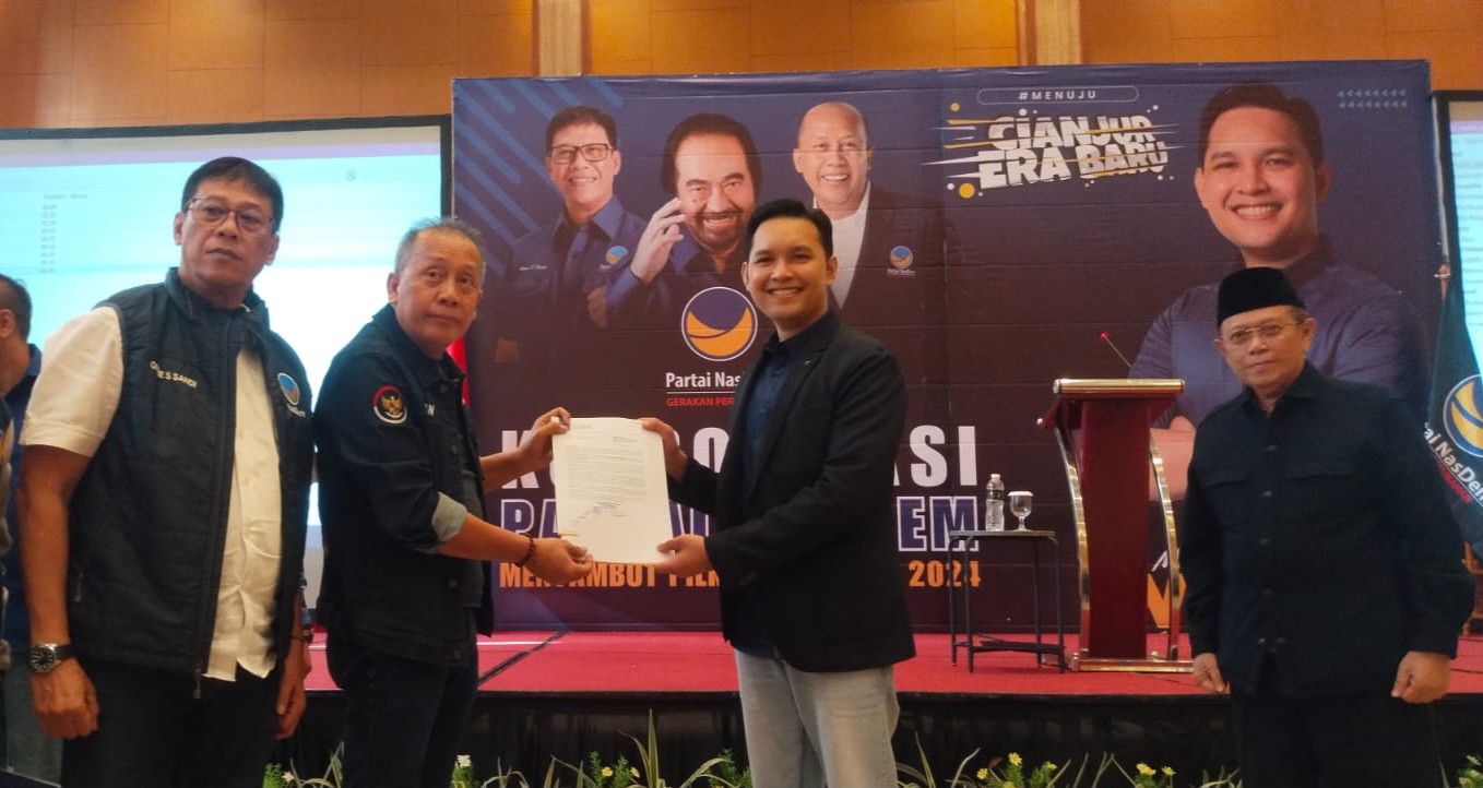 Penyerahan surat rekomendasi dari NasDem untuk bakal calon Bupati Cianjur dr Muhammad Wahyu