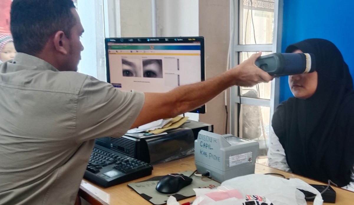 Proses pelayanan dan perekaman KTP-el oleh personel Kantor Distuk Capil, Kabupaten Pidie, Provinsi Aceh.