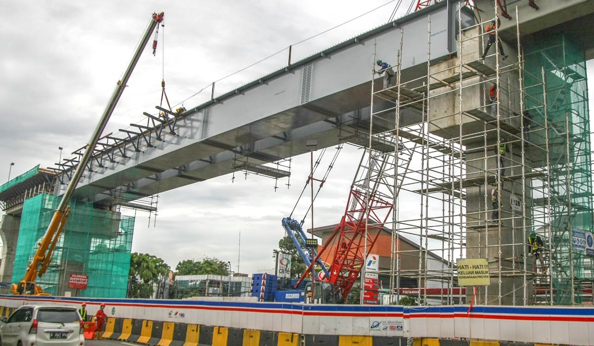 Para pekerja kontruksi tengah menggarap infrastruktur proyek LRT Jakarta di Jakarta 