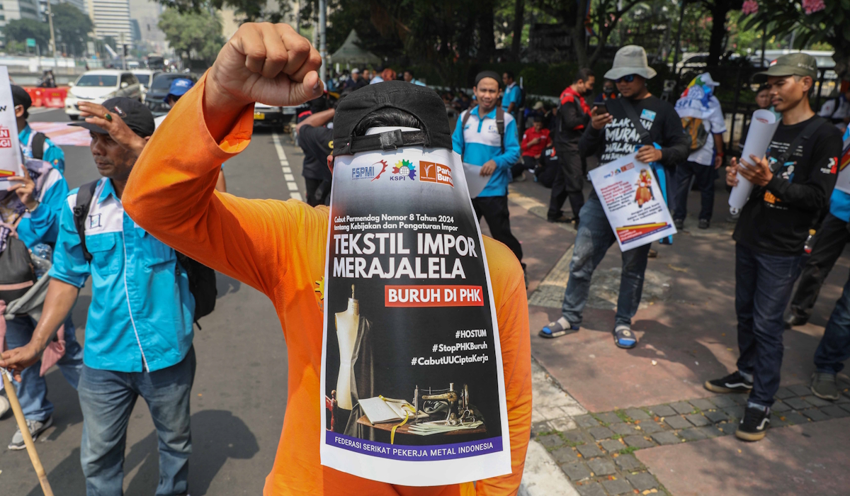 Massa buruh berunjuk rasa menolak PHK pekerja tekstil di kawasan Patung Kuda, Jakarta.