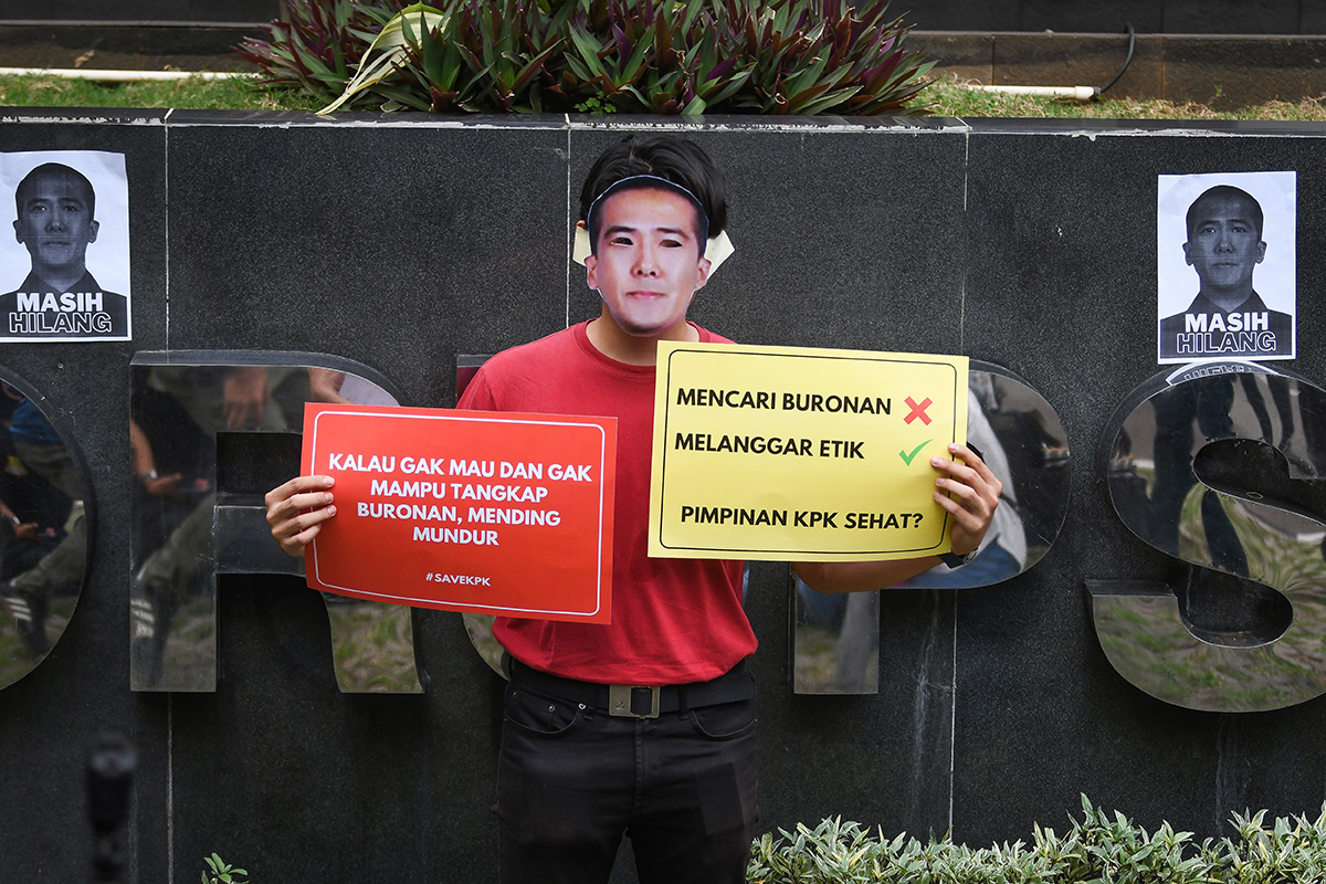 Aktivis Indonesia Corruption Watch (ICW) beraksi teatrikal memperingati empat tahun menghilangnya buronan KPK Harun Masiku.