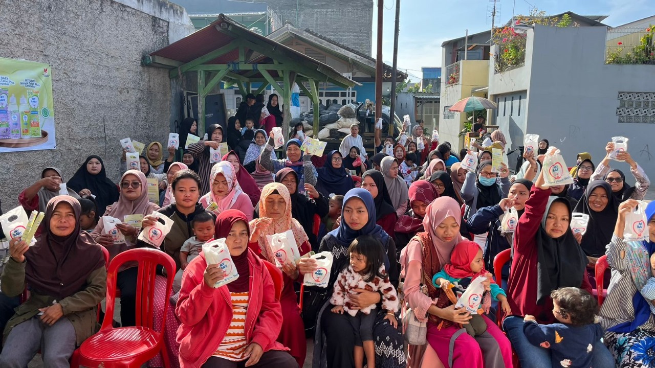 Sejumlah warga Kota Bandung antusias mengikuti gerakan Indonesia Berantas Nyamuk yang digelar MY Baby