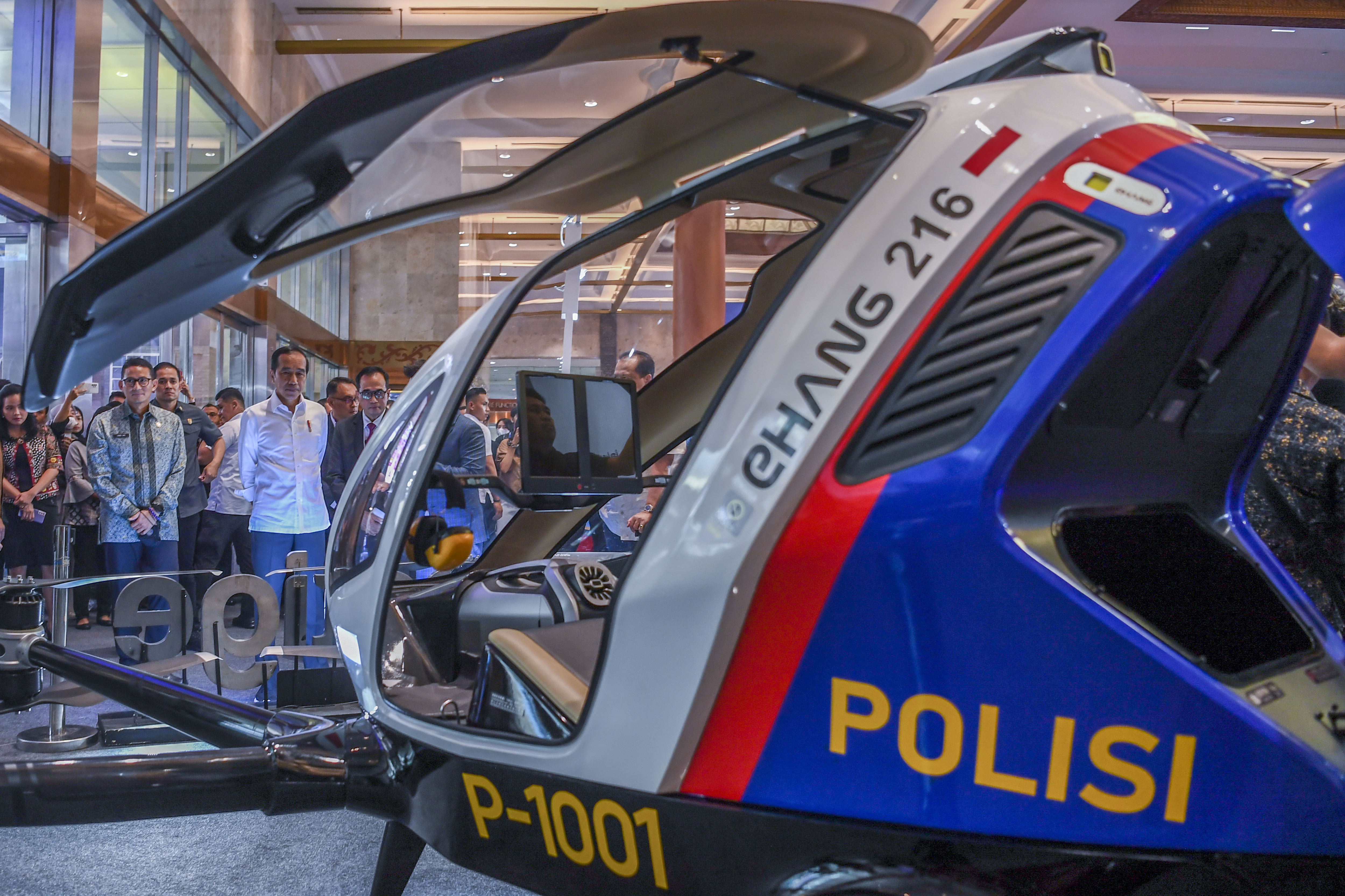 Presiden Joko Widodo melihat taksi terbang saat mengunjungi stan di pameran Hub Space x KAI 2023 di Jakarta Convention Center (JCC).