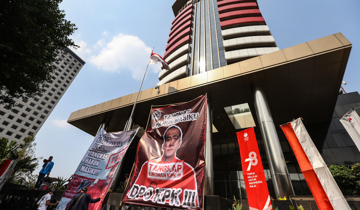  Spanduk bergambar DPO Harun Masiku di depan gedung KPK.