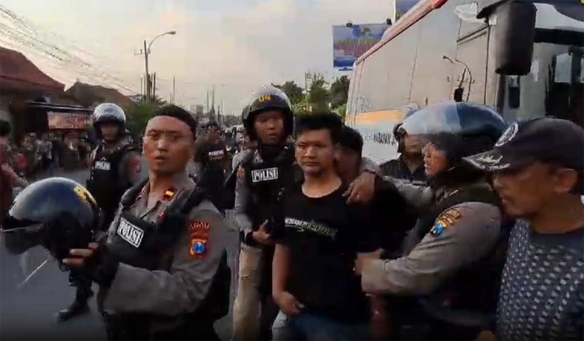 Dua pemuda mabuk yang memukuli dan menghadang bus diamankan polisi setelah dipukul penumpang bus. 