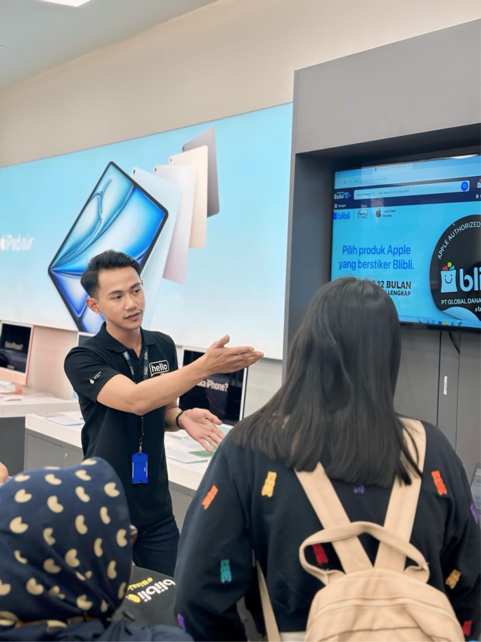 Kepala Toko Hello di Kota Bandung menjelaskan perlindungan 12 bulan untuk produk Apple dari Blibli