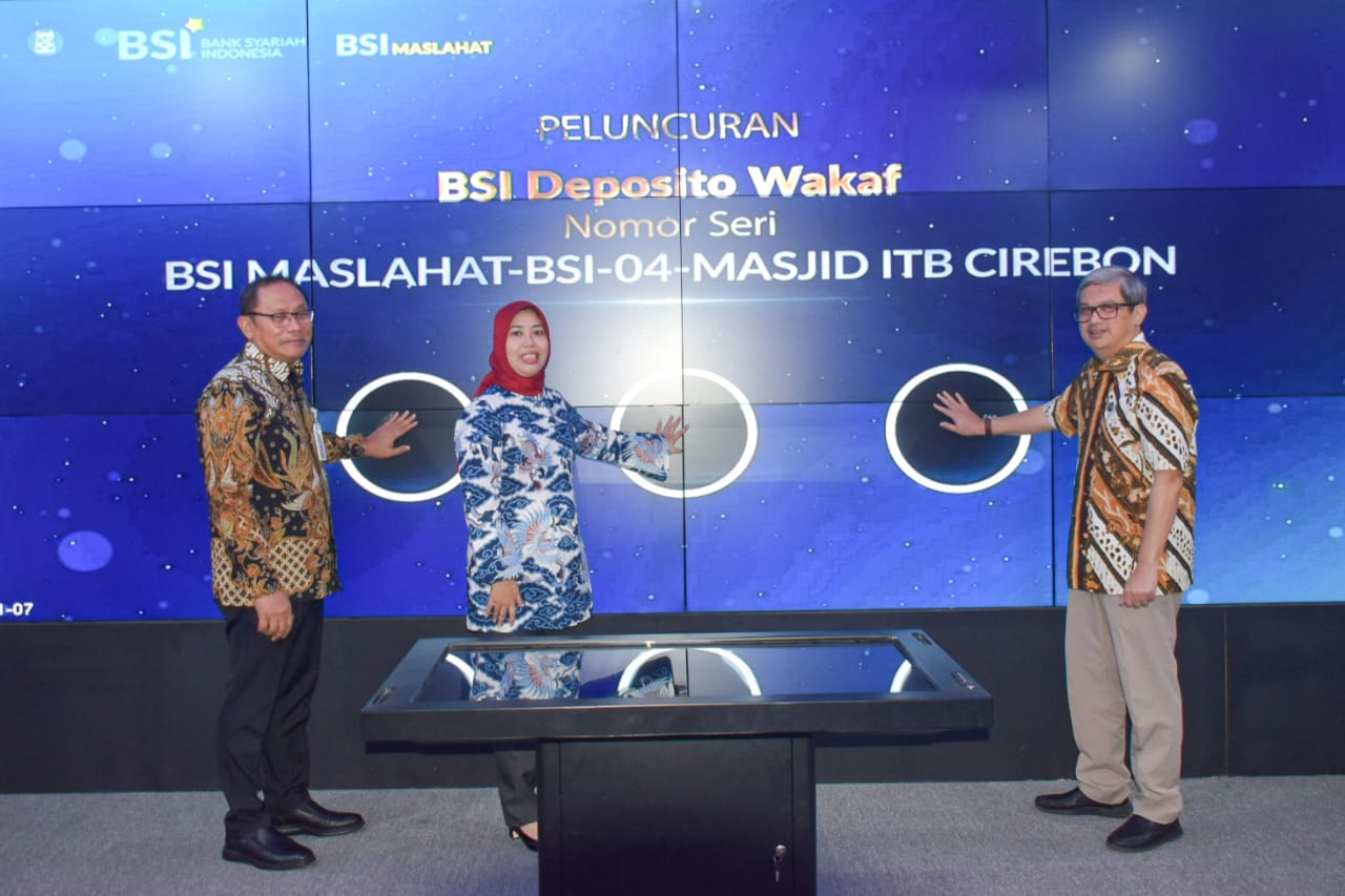  Peluncuran BSI Deposito Wakaf seri 04 ITB oleh RCEO BSI Regional Bandung Fitria Ekayani (tengah) di Cirebon, Jawa Barat
