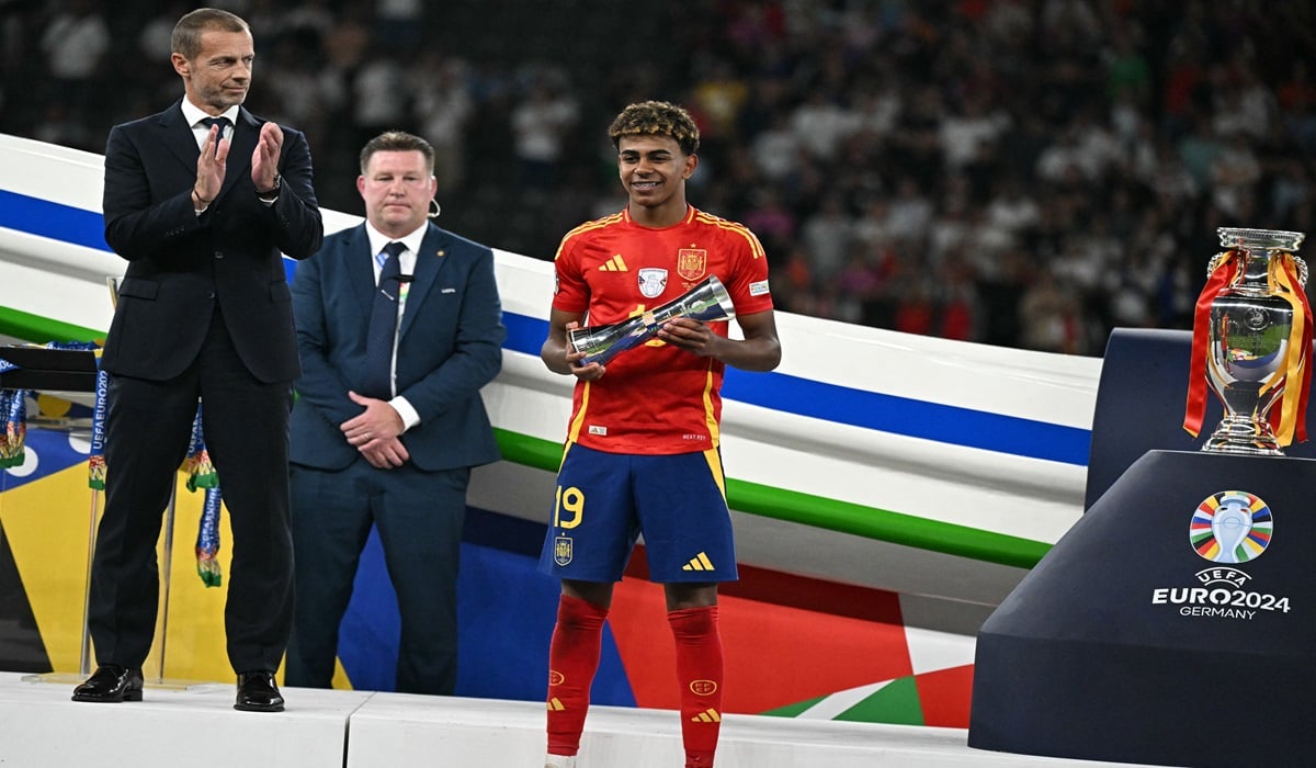 Pemain timnas Spanyol Lamine Yamal saat menerima trofi pemain muda terbaik Euro 2024.