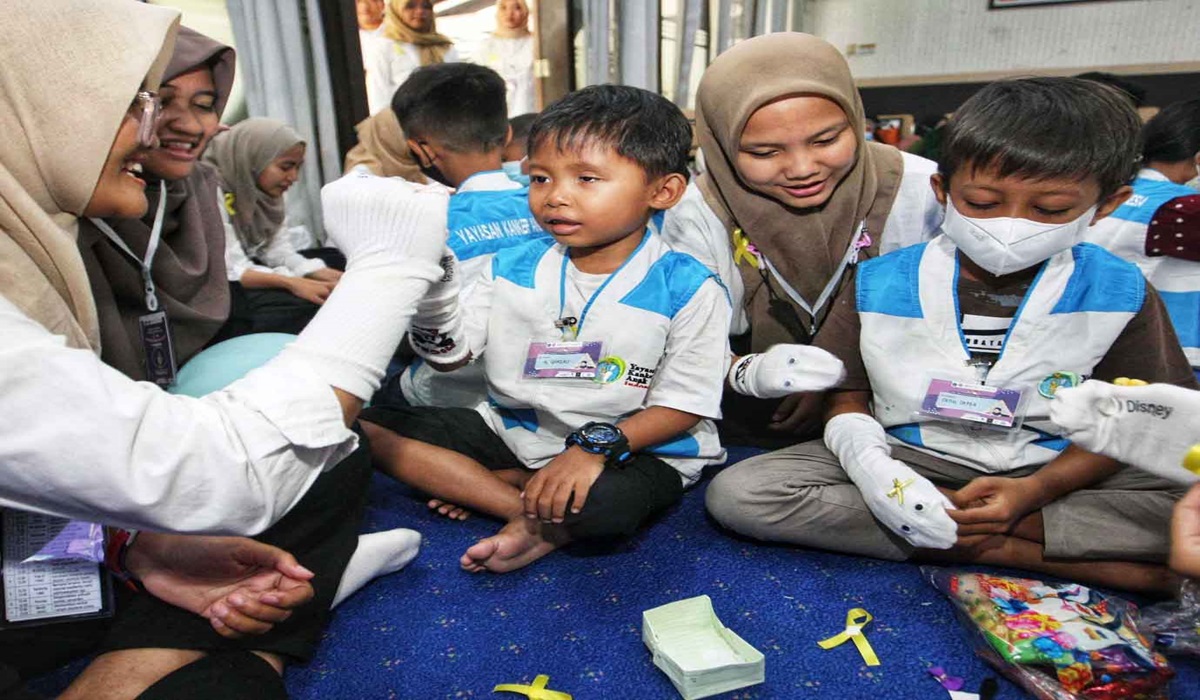 Ilustrasi--Anak-anak penderita kanker membuat boneka tangan dari kaus kaki pada peringatan Hari Kanker Anak Sedunia 2023.