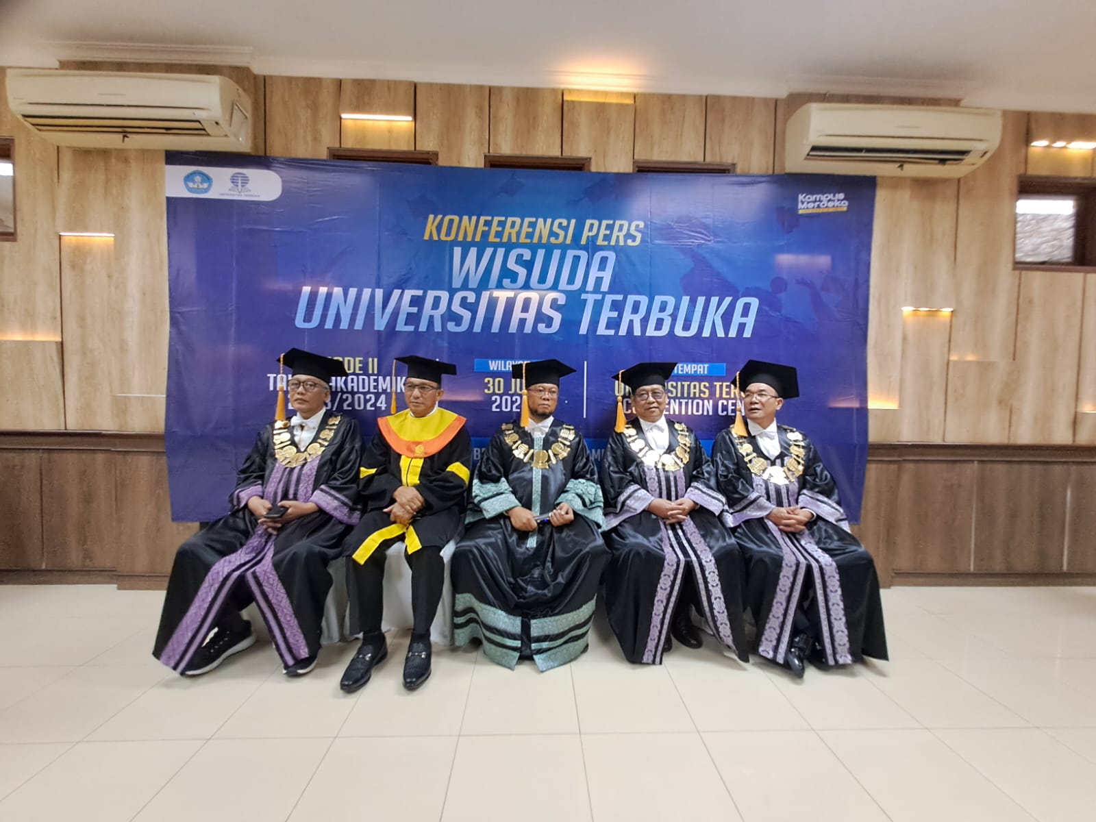 Konferensi pers di sela prosesi Wisuda UT Periode II Wilayah 2 Tahun Akademik 2023/2024 di kampus UT Pondok Cabe, Tangerang Selatan.