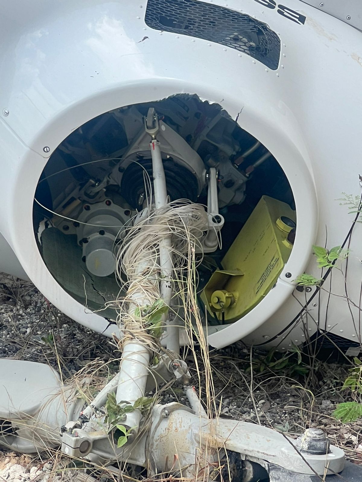 Tali layangan membelit baling-baling helikopter yang jatuh di Bali pada Jumat (19/7/2024)