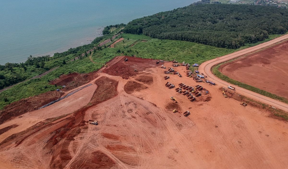 Sejumlah alat berat difungsikan dalam pemerataan tanah di Kawasan Industri Terpadu Batang (KITB), Kabupaten Batang, Jawa Tengah.