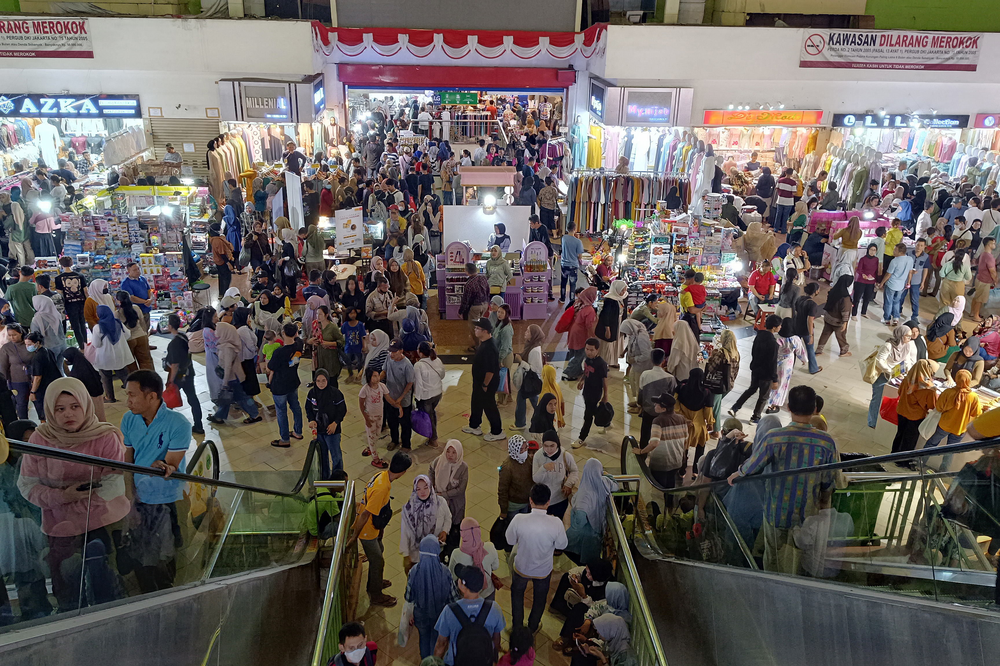 Aktivitas jual beli di Pasar Tanah Abang Jakarta