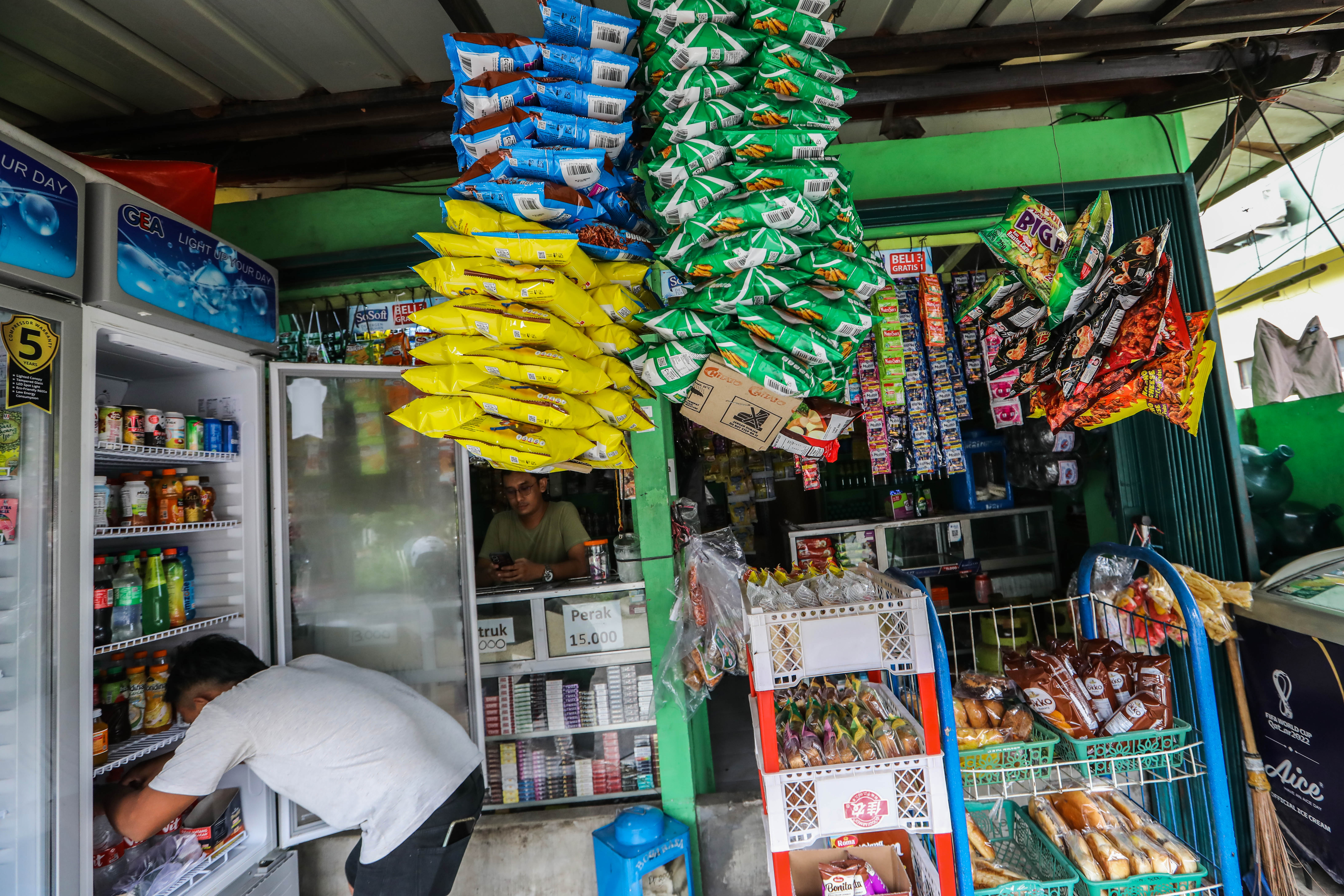 Pedagang merapikan dagangannya di jalan AMD X, Petukangan Utara, Jakarta Selatan, Senin (29/4/2024),