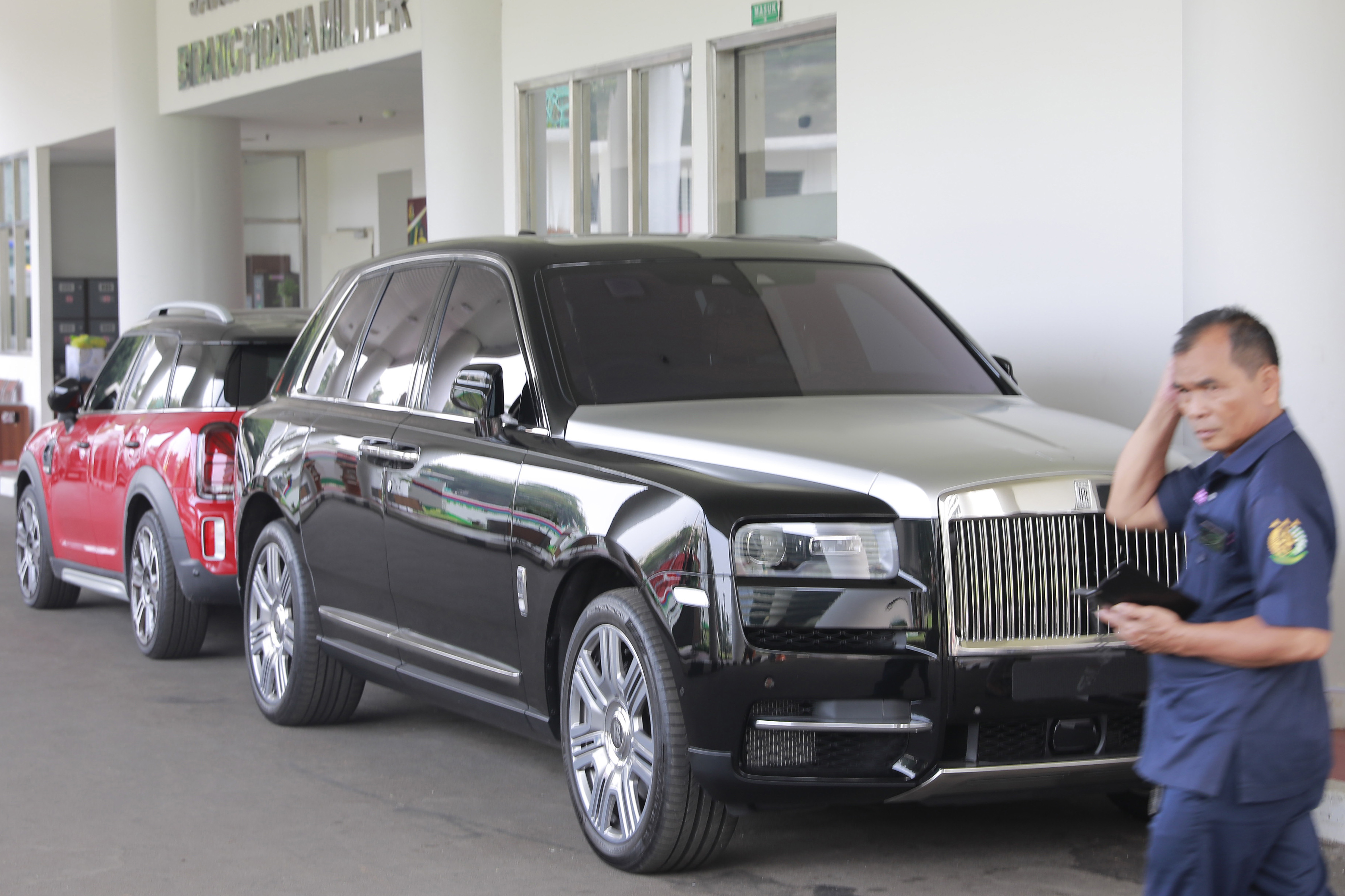 Kejaksaan Agung menyita dua unit mobil mewah Mini Cooper dan Rolls-Royce milik Harvey Moeis terkait kasus dugaan korupsi tata niaga timah