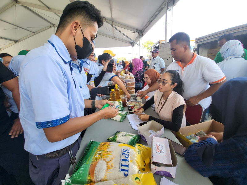 Penyaluran bansos kepada masyarakat