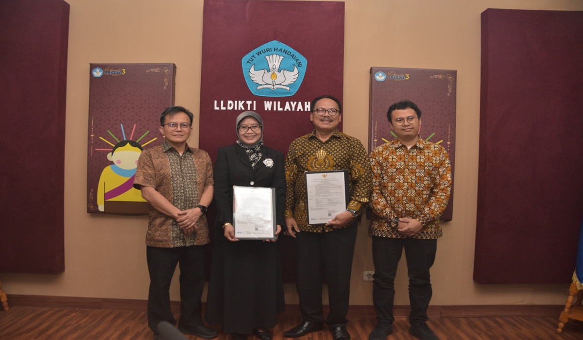 Dua guru besar dari Universitas Mercu Buana, Ahmad Badawi Saluy dan Indra Siswanti.