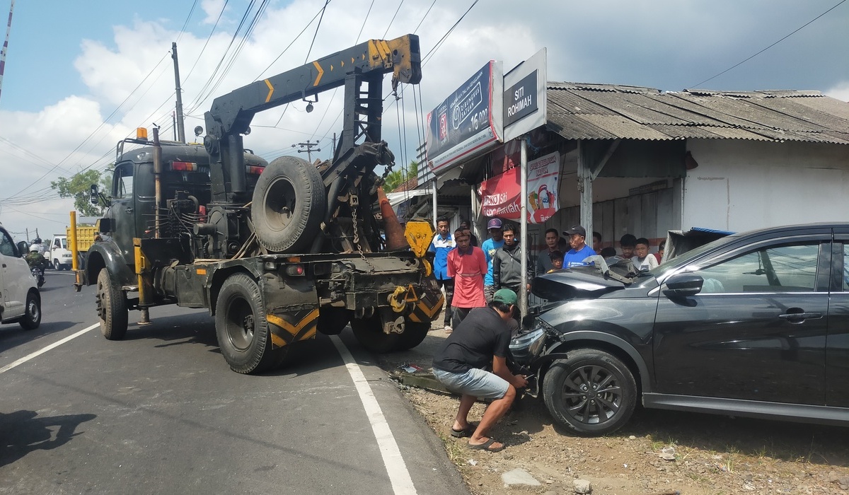 Kecelakaan Terios Vs Truk Hino Terjadi di Tasikmalaya, Sopir Terjepit