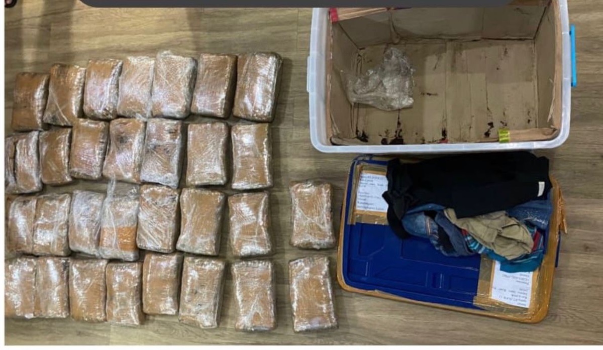 Direktorat Reserse Narkoba Polda Metro Jaya berhasil menyita 30 kilogram ganja dan menangkap dua orang tersangka, R (bandar) dan AF (kurir),