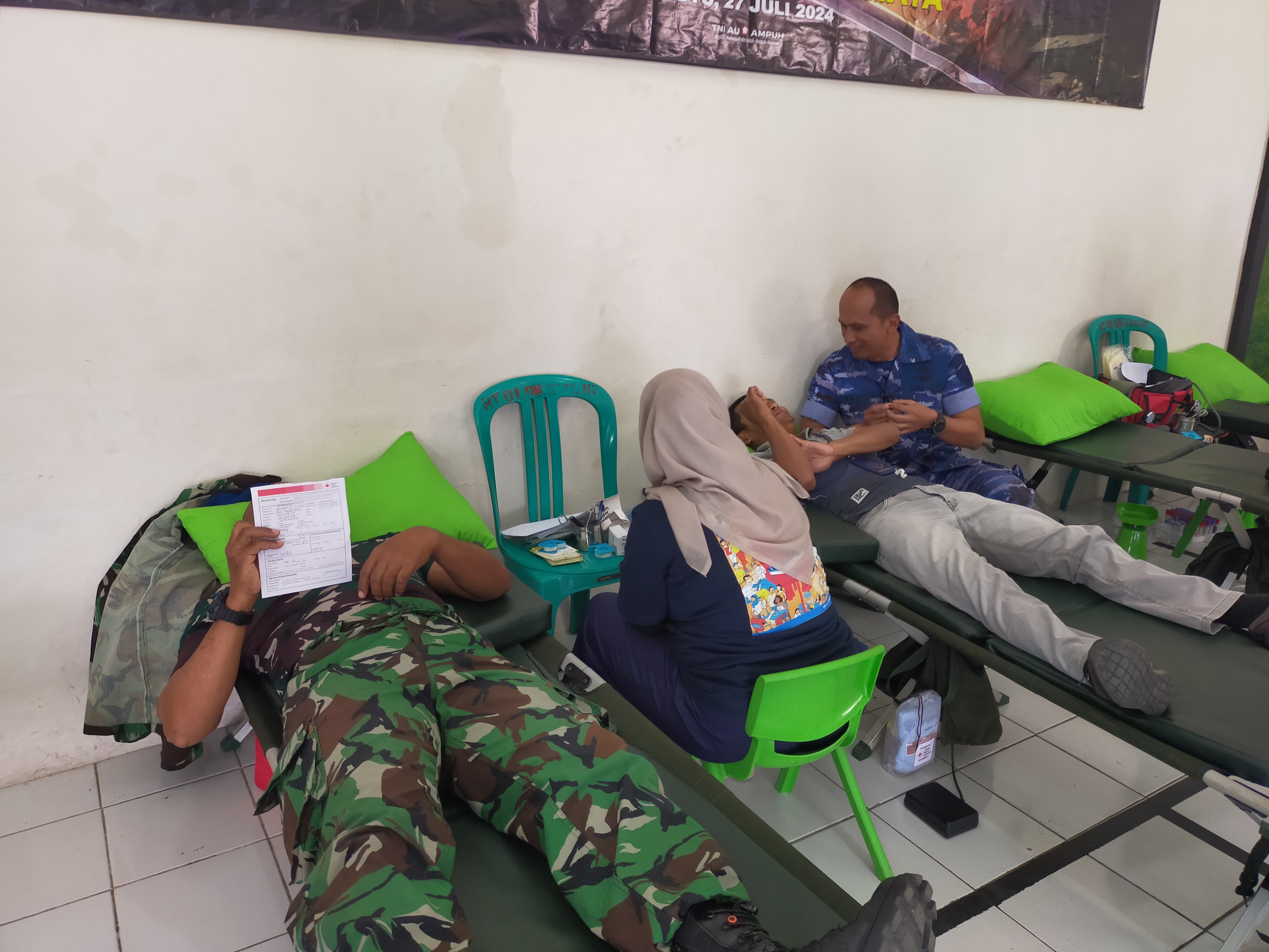 Komandan Lanud Wiriadinata Letnan Kolonel Pnb Taufik Agus Hidayat berdialog dengan peserta donor darah