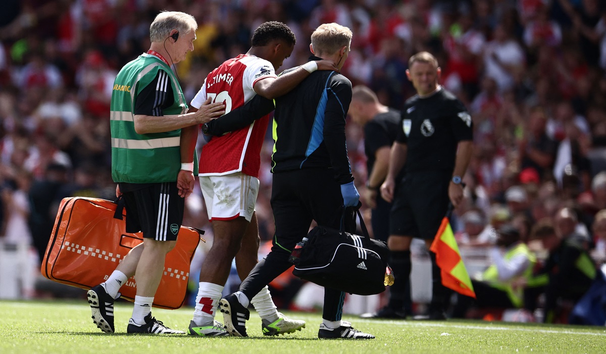 Bek Arsenal Jurrien Timber dibantu keluar lapangan usai mengalami cedera di laga Liga Primer Inggris melawan Nottingham Forest.