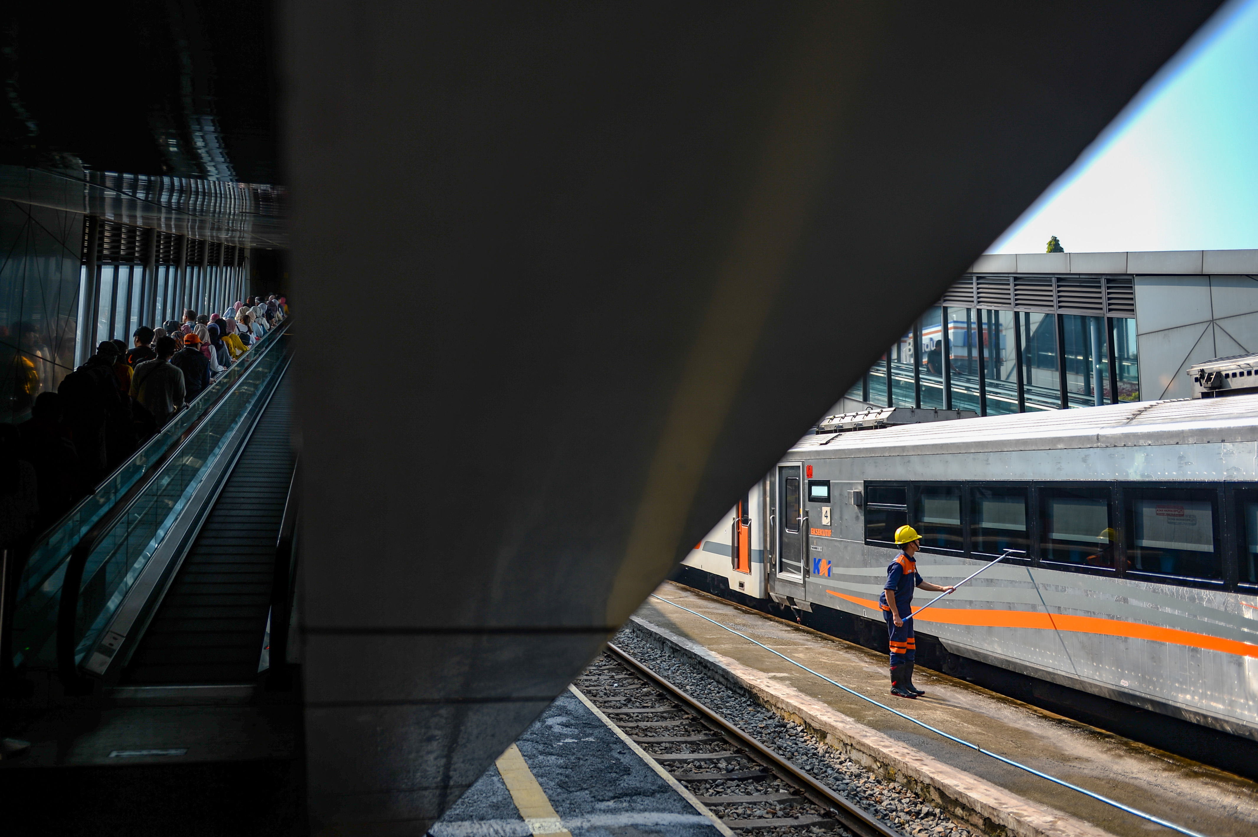 Pekerja membersihkan gerbong kereta di Stasiun Bandung, Jawa Barat, Kamis (9/5).