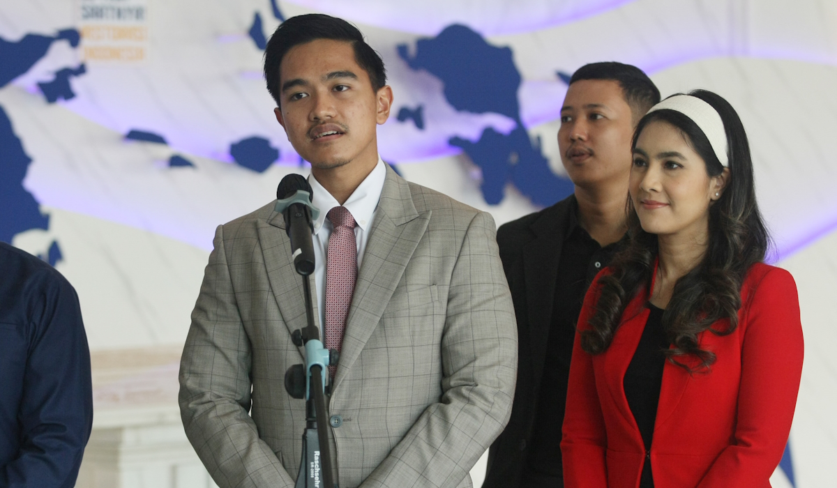 Ketua Umum PSI, Kaesang Pangarep (tengah) didampingi Plt Sekjen PSI, Isyana Bagoes Oka (kedua kanan) dan jajaran pengurus DPP Partai NasDem 