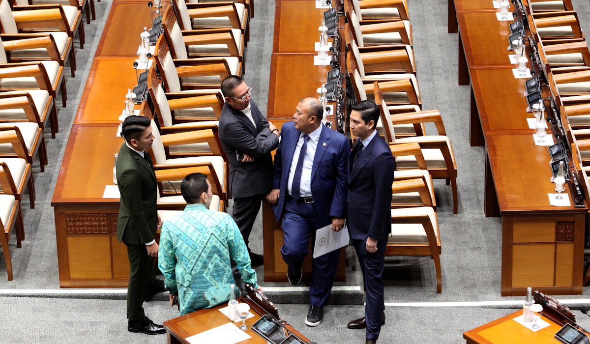 Ilustrasi: anggota DPR berbincang sebelum dimulainya rapat paripurna masa persidangan V Tahun 2023-2024 