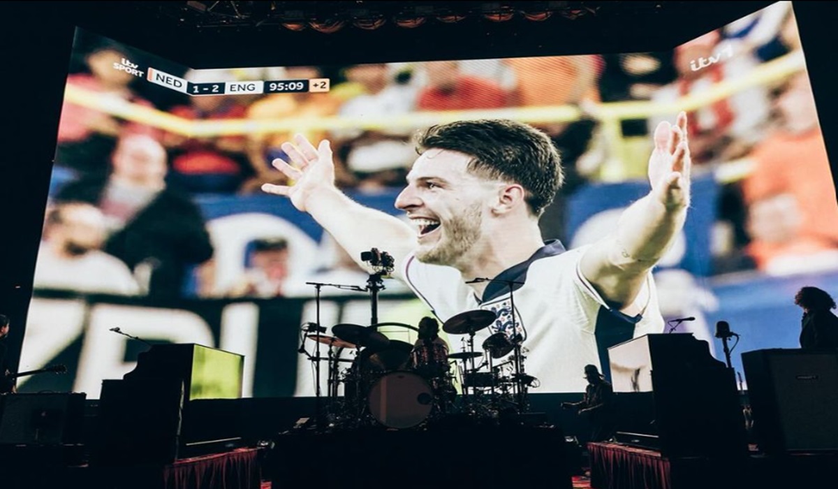 Pertandingan timnas Inggris di Euro 2024 terlihat di layar raksasa saat konser The Killers di O2 Arena, London.