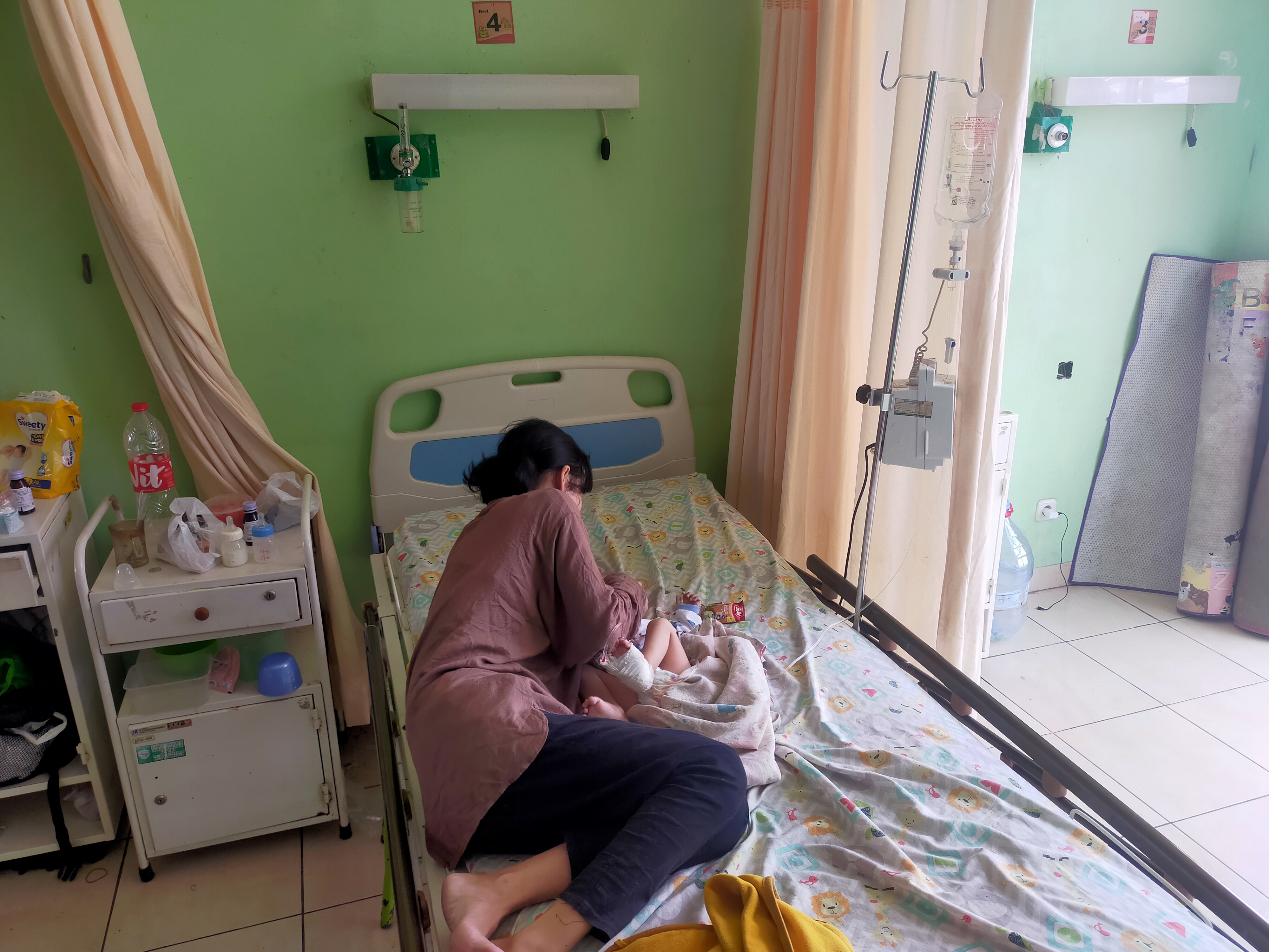 Orangtua mendampingi anak balitanya yang terjangkit DBD di Tasikmalaya