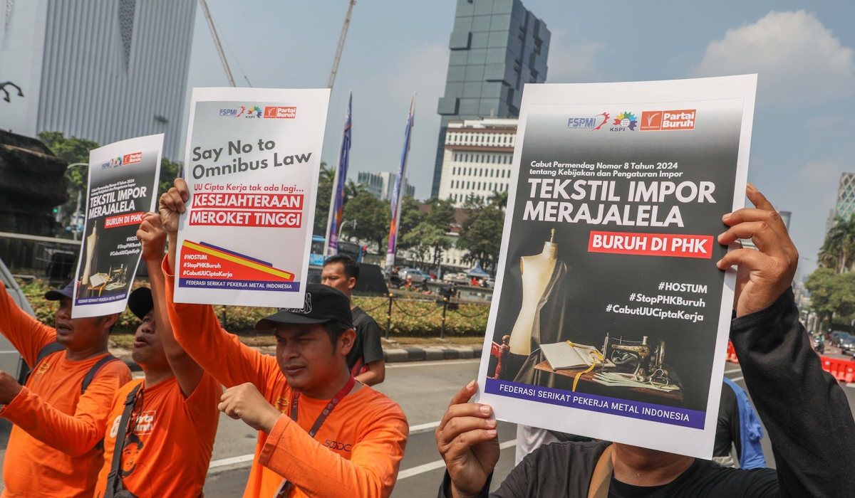Buruh menuntut stop PHK buruh tekstil, massa juga mendesak Cabut Permendag Nomor 8 Tahun 2024 tentang Kebijakan dan Pengaturan Impor